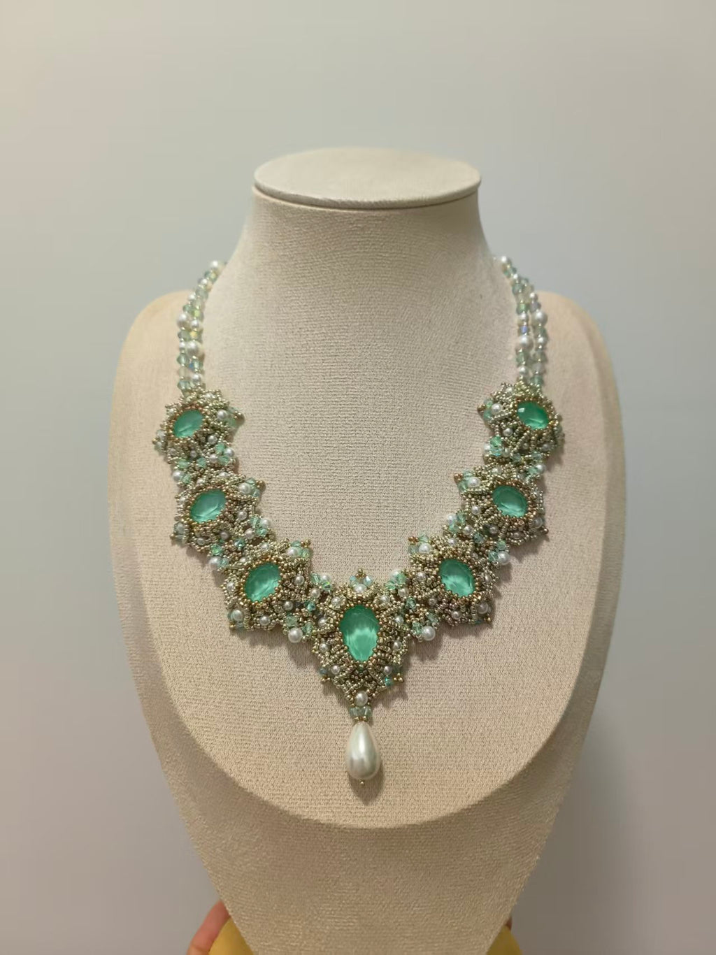 Vintage-Inspired Statement Necklace with Emerald-Green Gemstones and Pearl Accents