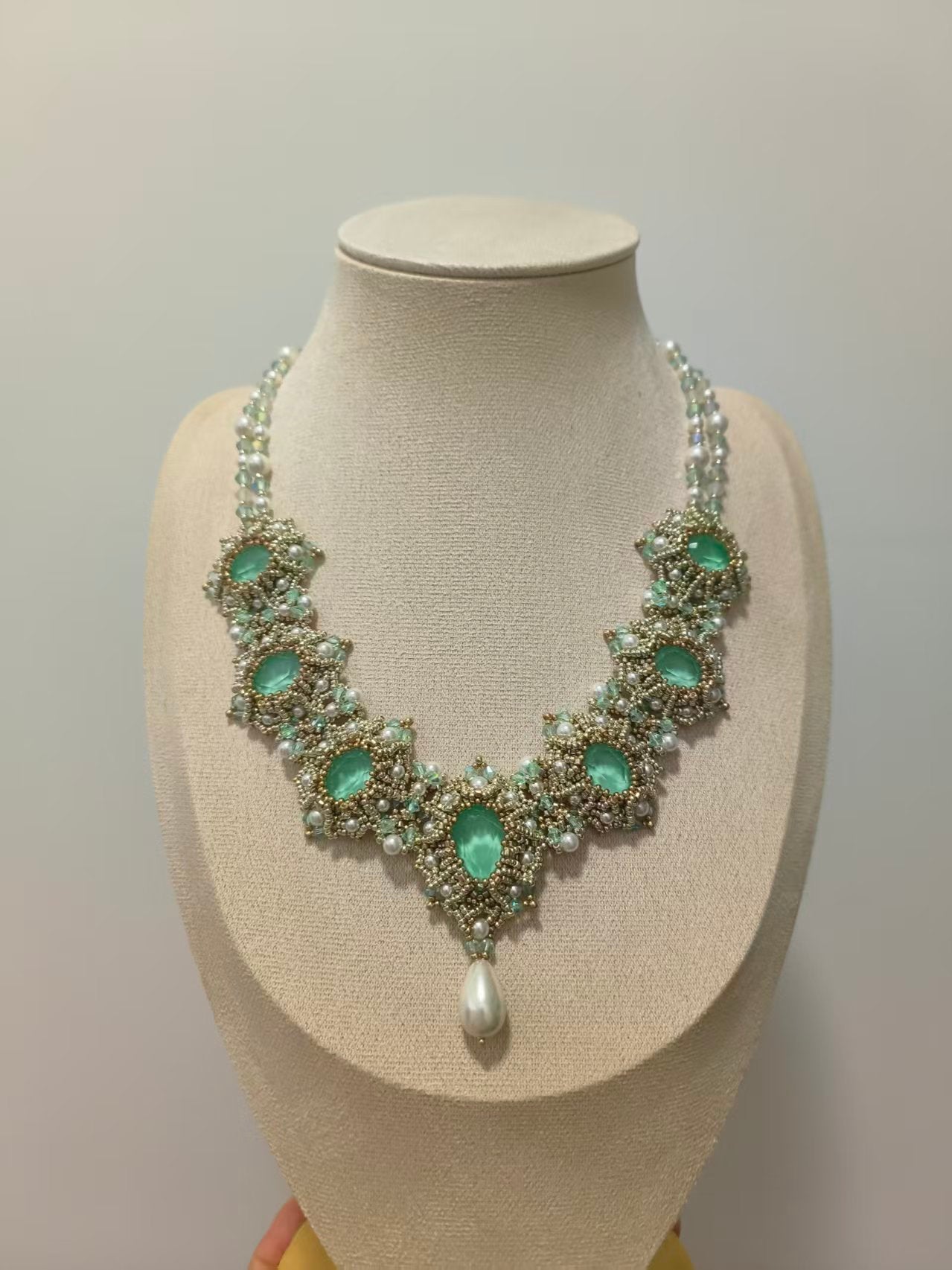 Vintage-Inspired Statement Necklace with Emerald-Green Gemstones and Pearl Accents